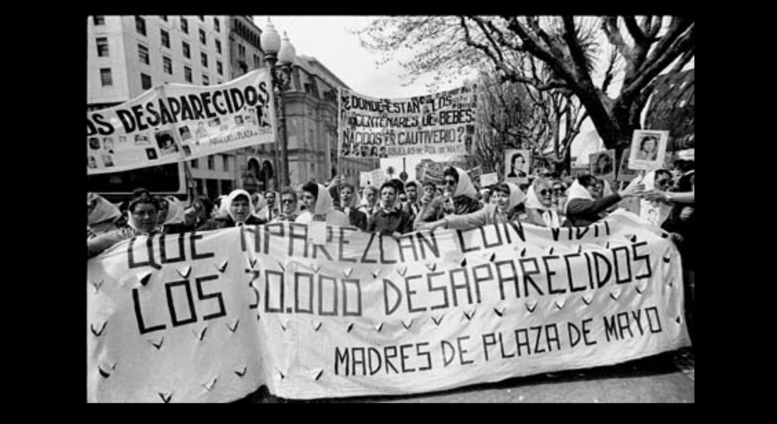 https://es.wikipedia.org/wiki/Madres_de_Plaza_de_Mayo#/media/Archivo:2ª_Marcha_de_la_Resistencia_9_y_10_diciembre_1982.jpg